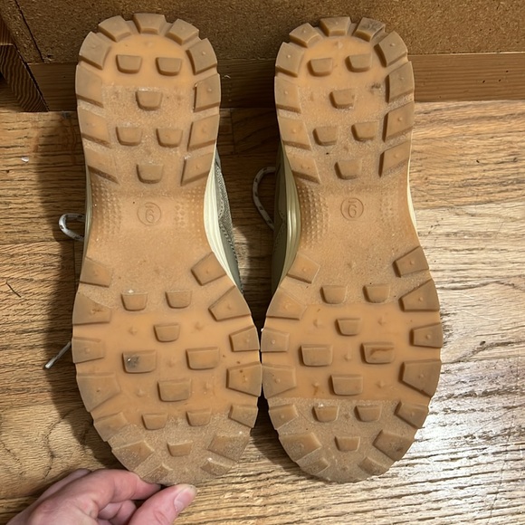 Barley warn like new women’s size 9 shoes - Picture 3 of 4